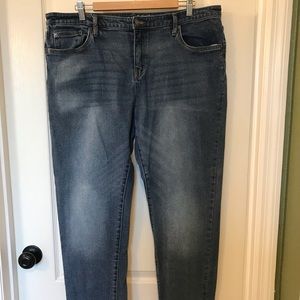 Cropped boyfriend jeans